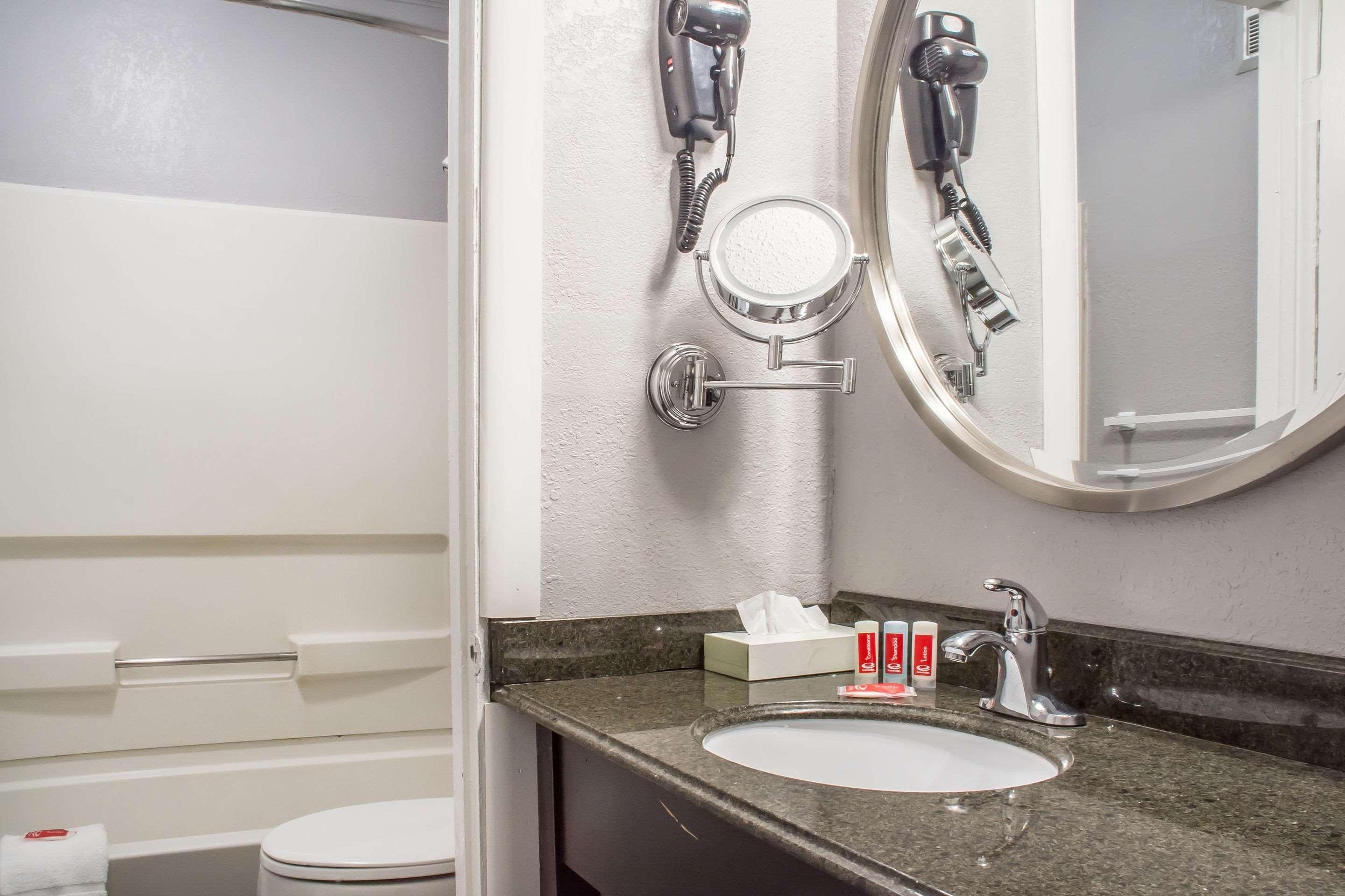 Econo Lodge Brockport Luaran gambar